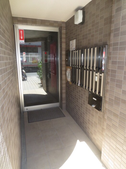 物件外観写真3　(エントランス部分)