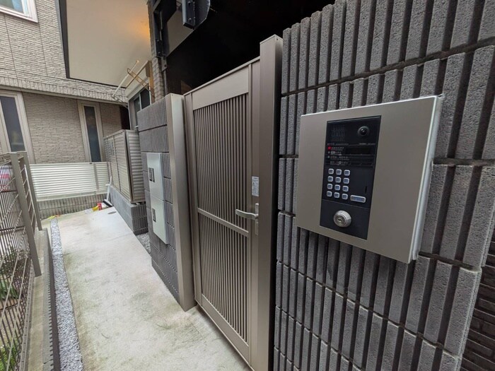 物件外観写真2　(エントランス部分)