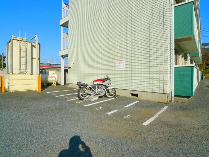 物件外観写真4　(バイク置き場)
