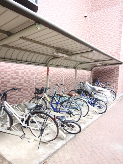 物件外観写真4　(駐輪場)