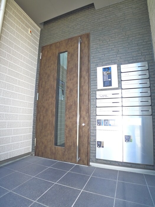 物件外観写真3　(エントランス部分)