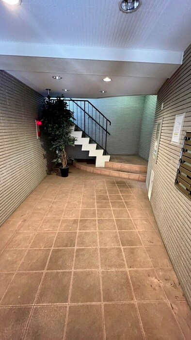 物件外観写真6　(エントランス部分)