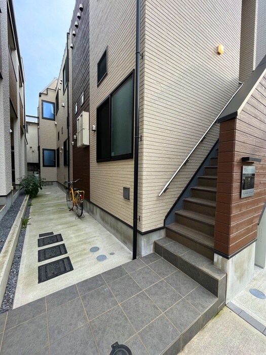 物件外観写真2　(エントランス部分)