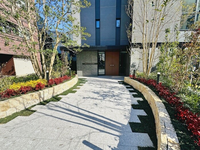 物件外観写真2　(エントランス部分)