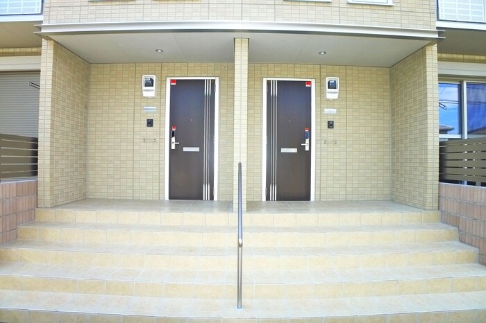 物件外観写真2　(エントランス部分)