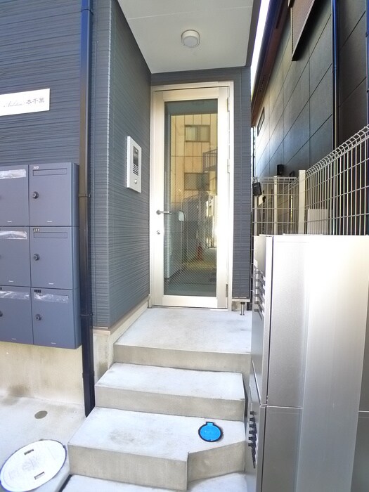 物件外観写真3　(エントランス部分)