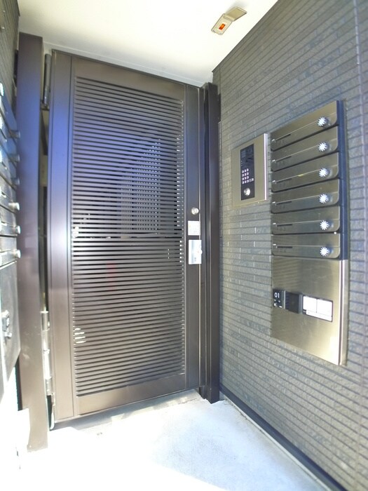 物件外観写真2　(エントランス部分)