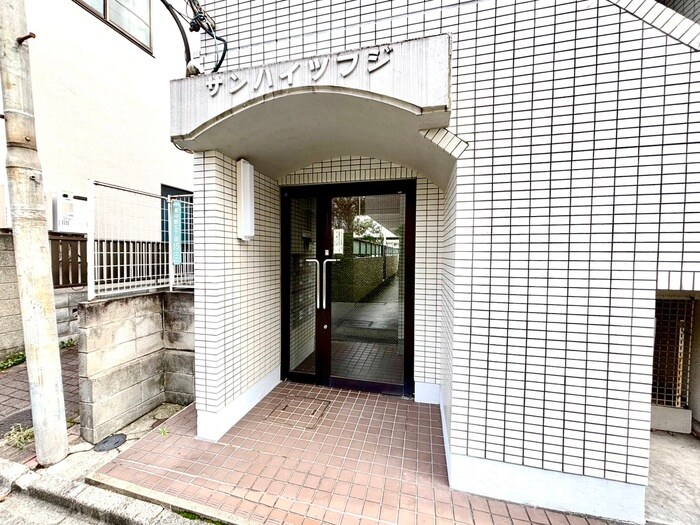 物件外観写真2　(エントランス部分)