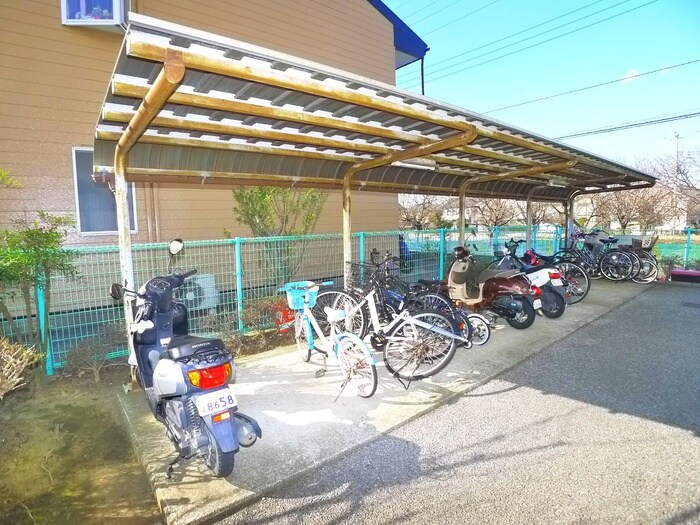 物件外観写真3　(駐輪場)