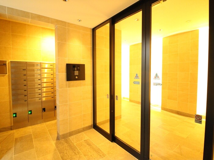 物件外観写真4　(エントランス部分)