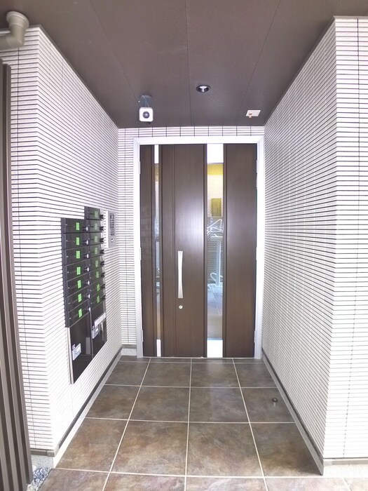 物件外観写真2　(エントランス部分)