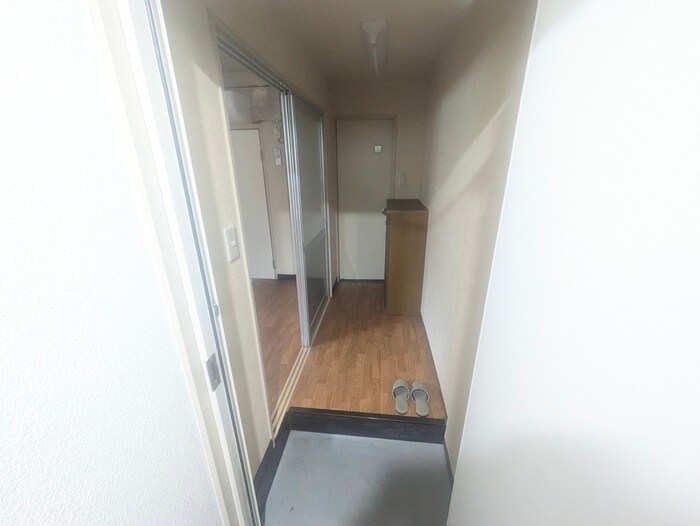 物件内観写真4　(玄関)