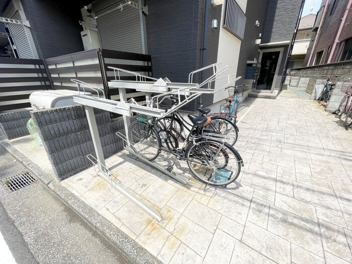 物件外観写真4　(駐輪場)