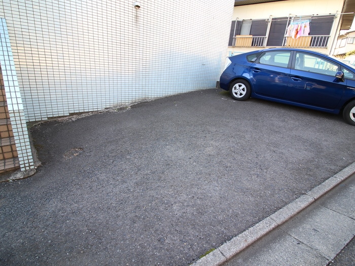 物件外観写真6　(駐車場)