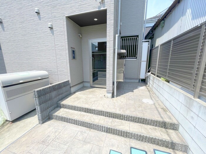 物件外観写真3　(エントランス部分)