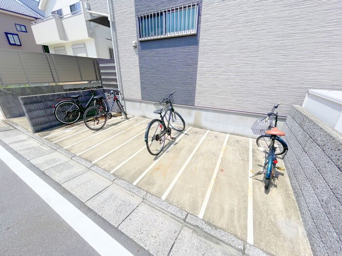 物件外観写真4　(駐輪場)