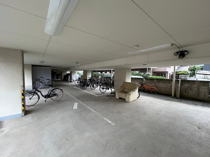 物件外観写真4　(駐輪場)