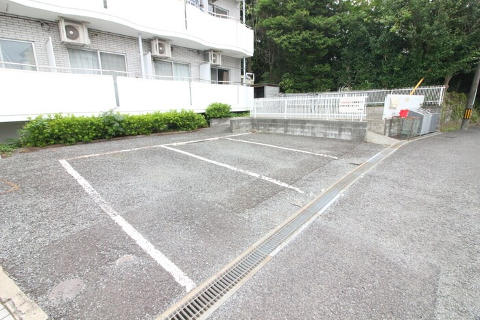 物件外観写真4　(駐車場)