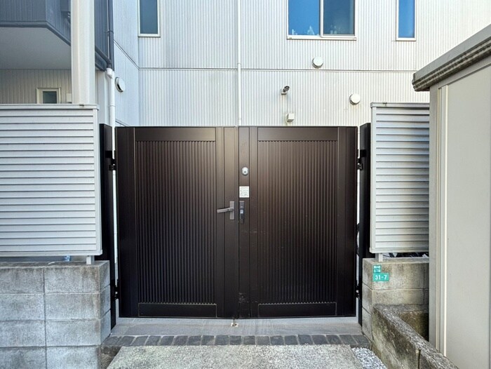 物件外観写真2　(エントランス部分)