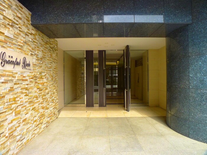 物件外観写真4　(エントランス部分)