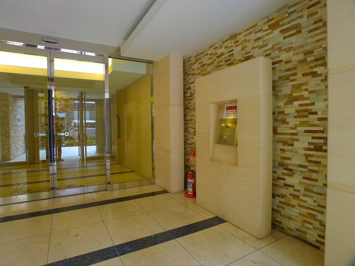 物件外観写真5　(エントランス部分)