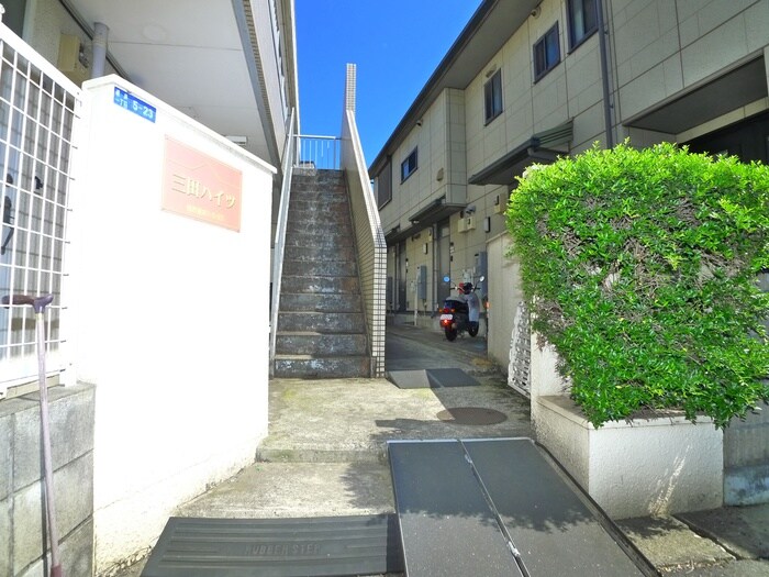 物件外観写真2　(エントランス部分)