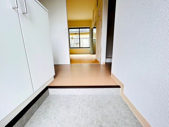 物件内観写真16　(玄関)