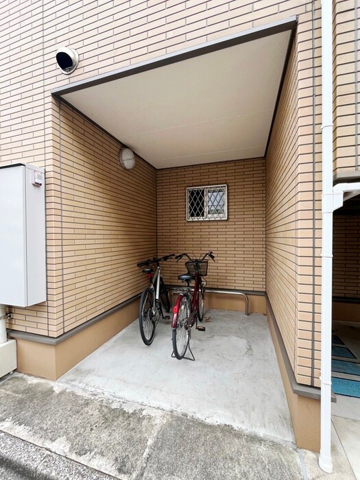 物件外観写真4　(駐輪場)