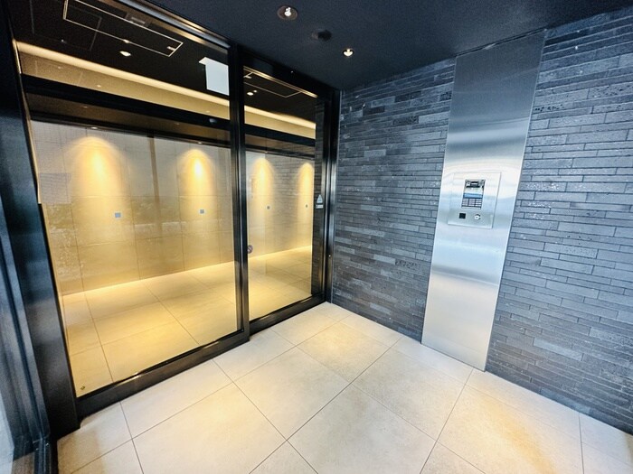 物件外観写真5　(エントランス部分)