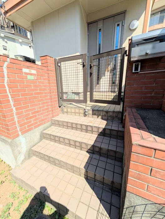 物件外観写真4　(エントランス部分)