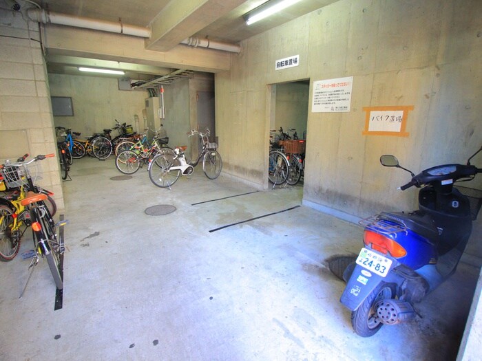 物件外観写真6　(駐輪場)
