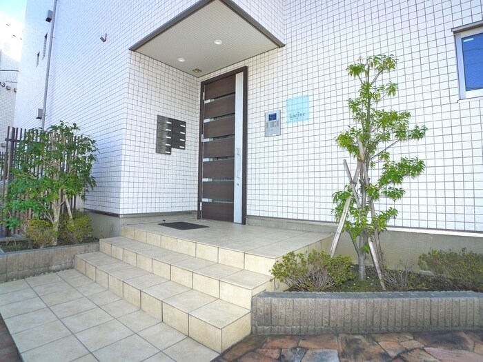 物件外観写真4　(エントランス部分)