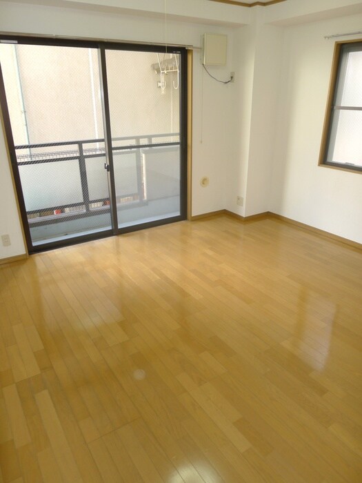 物件内観写真7　(室内からの展望)