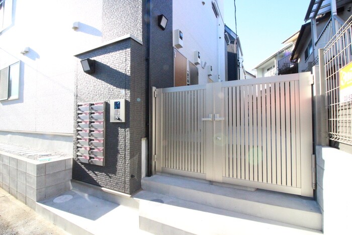 物件外観写真3　(エントランス部分)