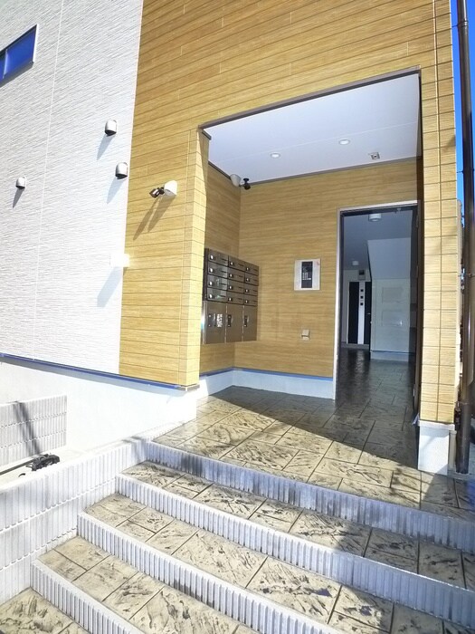 物件外観写真6　(エントランス部分)