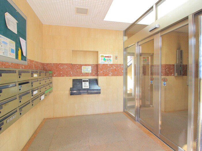 物件外観写真3　(エントランス部分)