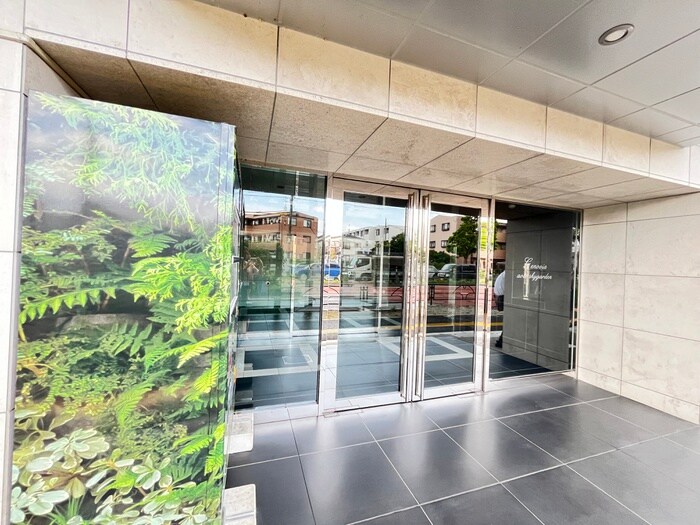 物件外観写真2　(エントランス部分)