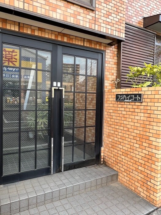 物件外観写真3　(エントランス部分)