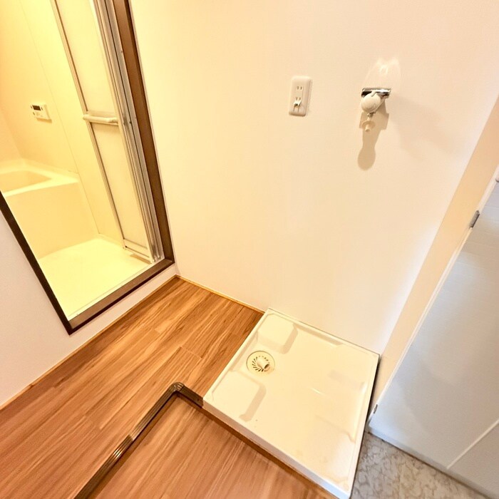 物件内観写真6　(洗濯機置場)