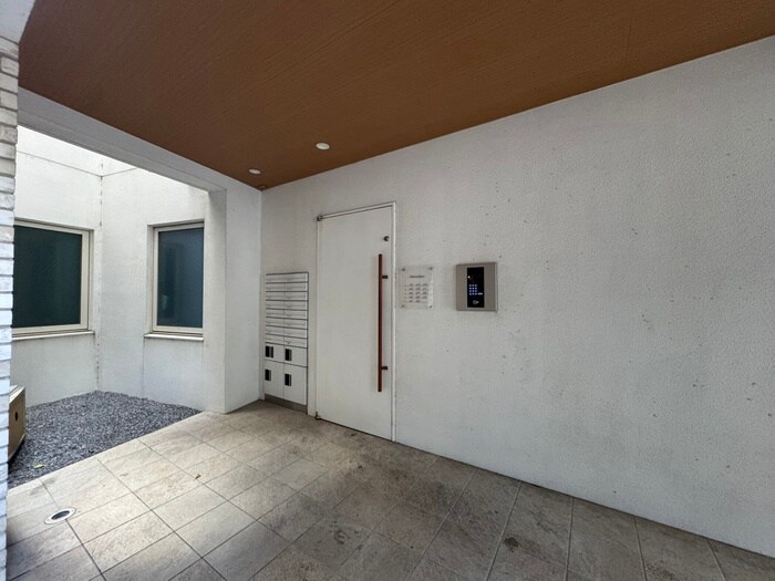 物件外観写真3　(エントランス部分)