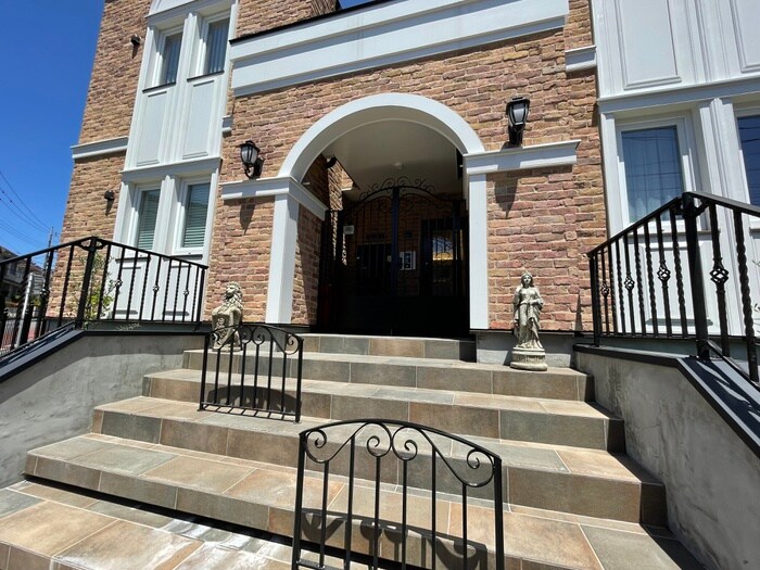 物件外観写真6　(エントランス部分)