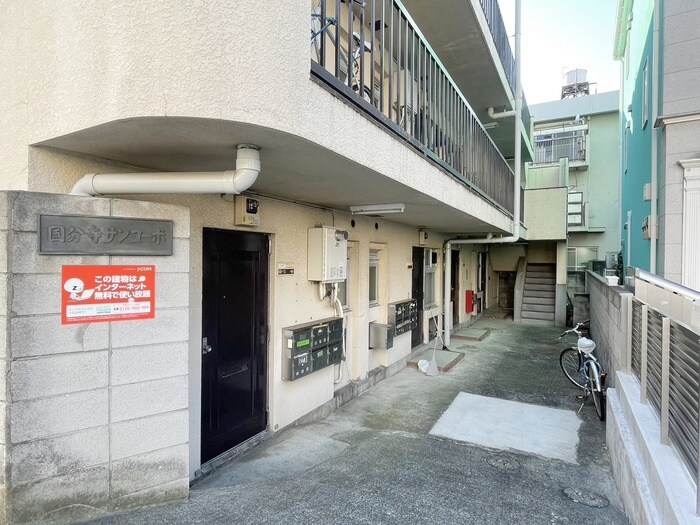 物件外観写真4　(エントランス部分)