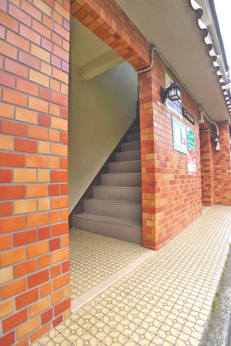 物件外観写真3　(エントランス部分)