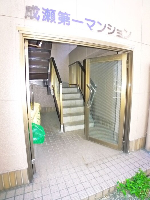 物件外観写真3　(エントランス部分)