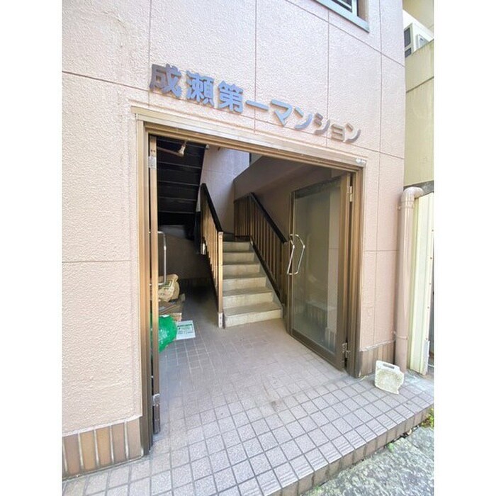 物件外観写真6　(エントランス部分)