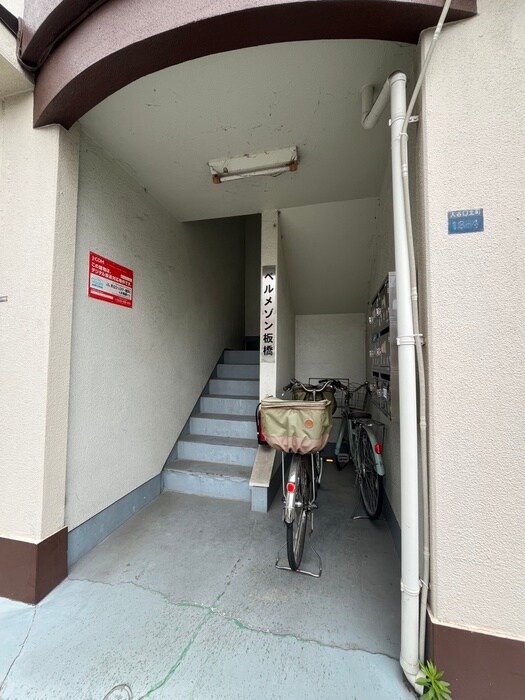 物件外観写真3　(エントランス部分)