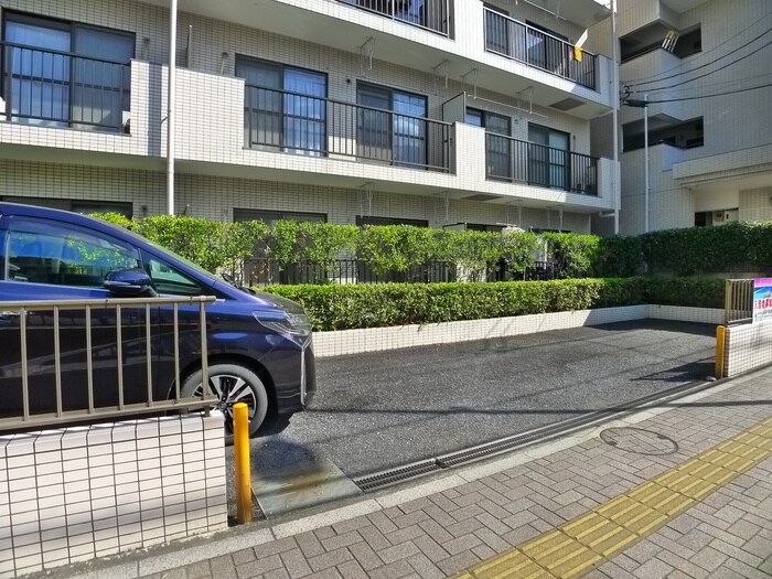 物件外観写真5　(駐車場)