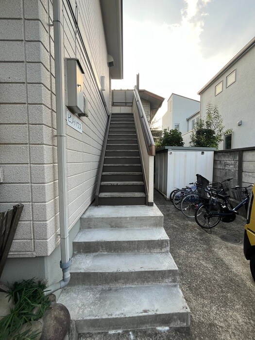 物件外観写真2　(エントランス部分)