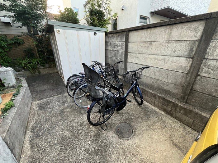物件外観写真4　(駐輪場)