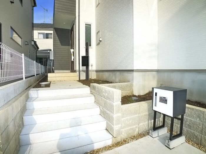 物件外観写真4　(エントランス部分)